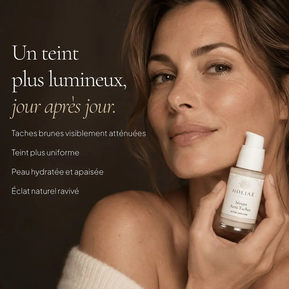 Femme avec le Sérum Anti-Taches à l’Alpha-Arbutine HOLIAĒ pour taches brunes, uniformité du teint et éclat