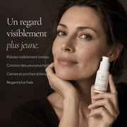 Femme avec le Sérum Contour des Yeux Rétinol-Like HOLIAĒ pour rides, ridules, hydratation et éclat du regard