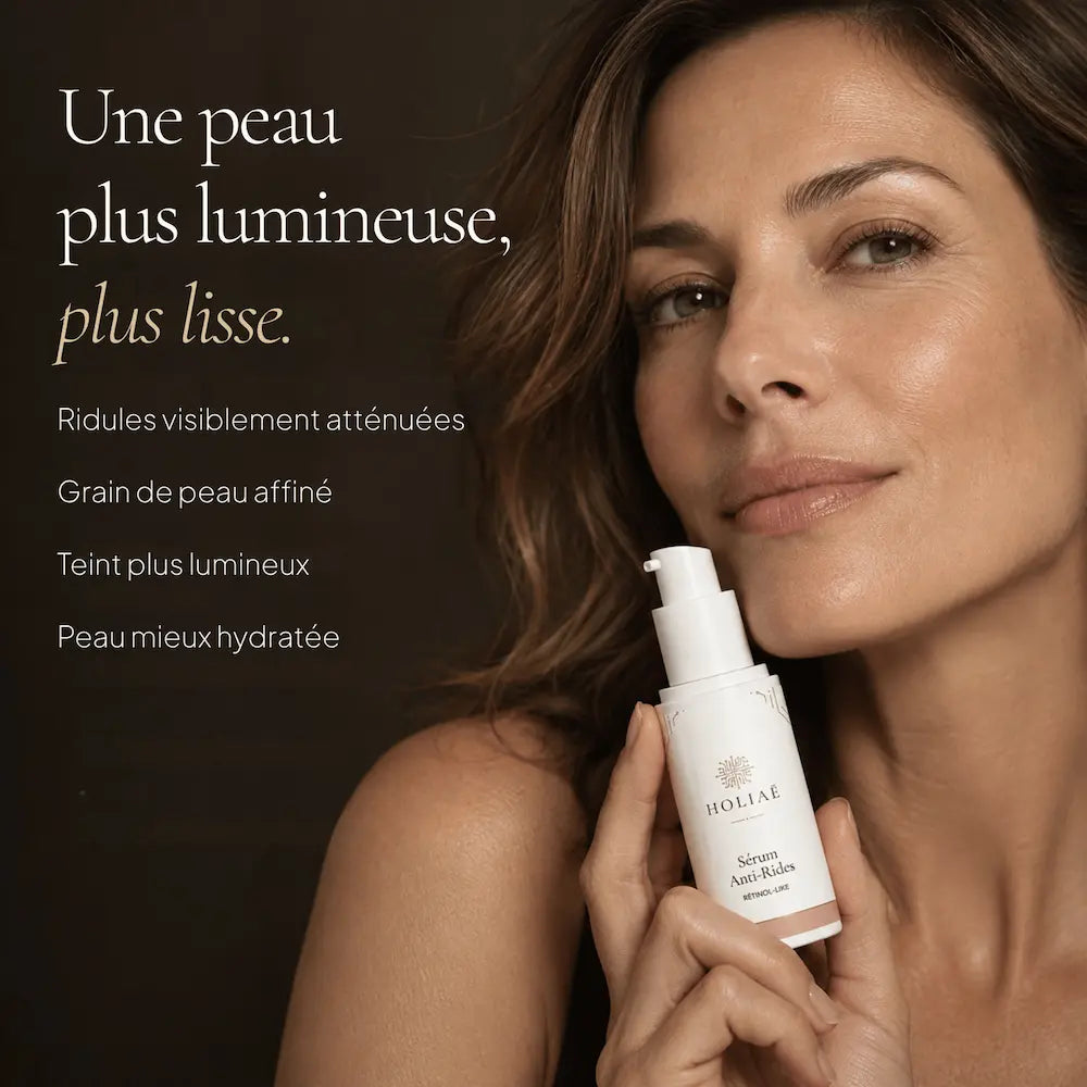 Femme avec le Sérum Lissant Anti-Rides Rétinol-Like HOLIAĒ pour rides, ridules, grain de peau et éclat