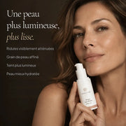 Femme avec le Sérum Lissant Anti-Rides Rétinol-Like HOLIAĒ pour rides, ridules, grain de peau et éclat