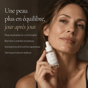 Femme avec le Sérum Microbiome HOLIAĒ pour hydratation, confort et équilibre cutané