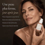 Femme avec le Sérum Raffermissant aux Peptides HOLIAĒ pour fermeté, élasticité, aspect rebondi et ridules