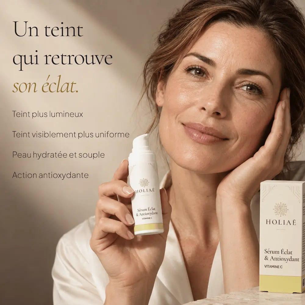 Femme avec le Sérum Vitamine C HOLIAĒ pour éclat, uniformité du teint, action antioxydante et hydratation