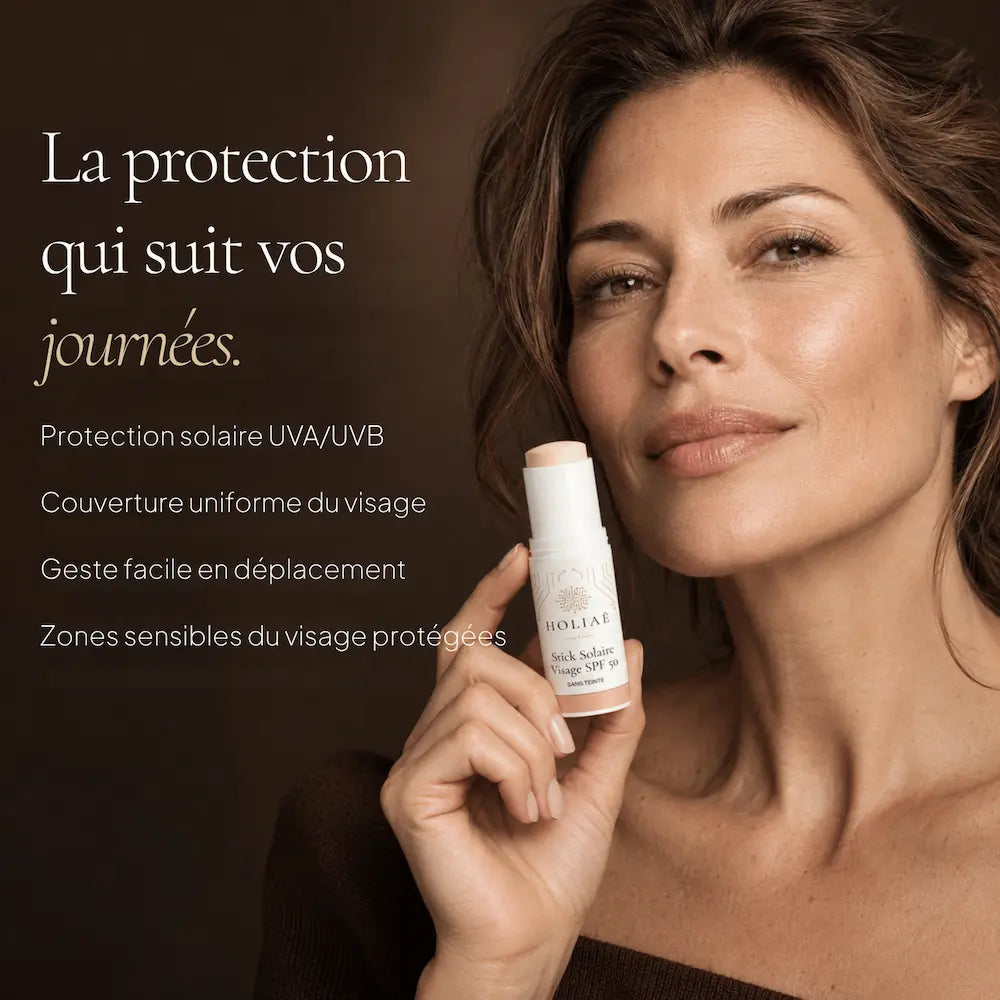 Femme avec le Stick Solaire Visage SPF50 Sans Teinte HOLIAĒ pour protection UVA et UVB