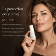 Femme avec le Stick Solaire Visage SPF50 Sans Teinte HOLIAĒ pour protection UVA et UVB