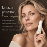 Femme avec le Stick Solaire Visage SPF50 Teinté HOLIAĒ pour protection UVA et UVB et teint uniforme