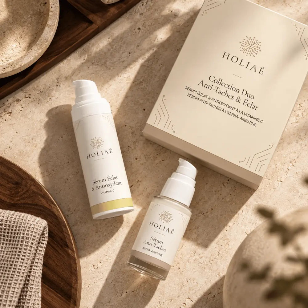 Coffret Anti-Taches Essentiels HOLIAĒ en mise en scène premium sur travertin