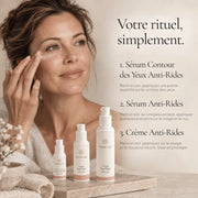 Application de la routine Trio Anti-Rides Rétinol-Like HOLIAĒ sur le visage et le contour des yeux