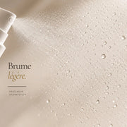 Texture brume fine et légère de la Brume Visage Microbiome HOLIAĒ en macro