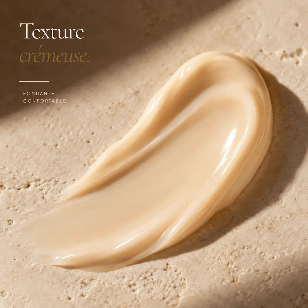 Texture hydratante de la Crème Anti-Taches à l’Acide Kojique HOLIAĒ en macro