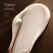 Texture veloutée de la Crème de Jour Anti-Âge à l’Acide Hyaluronique HOLIAĒ en macro