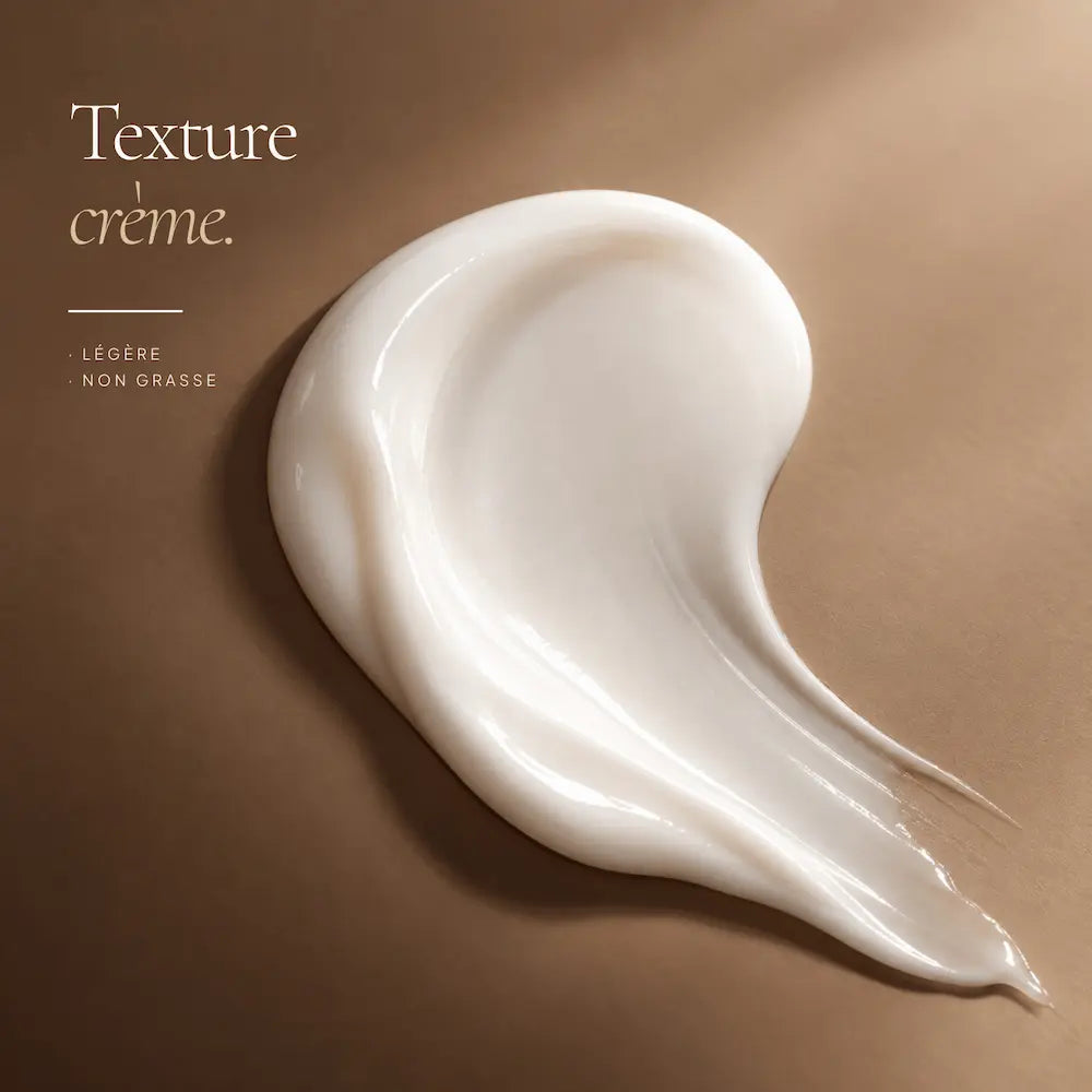 Texture légère et nourrissante de la Crème Hydratante Apaisante Peaux Sensibles HOLIAĒ en macro