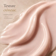 Texture légère et nourrissante de la Crème Raffermissante aux Peptides HOLIAĒ en macro