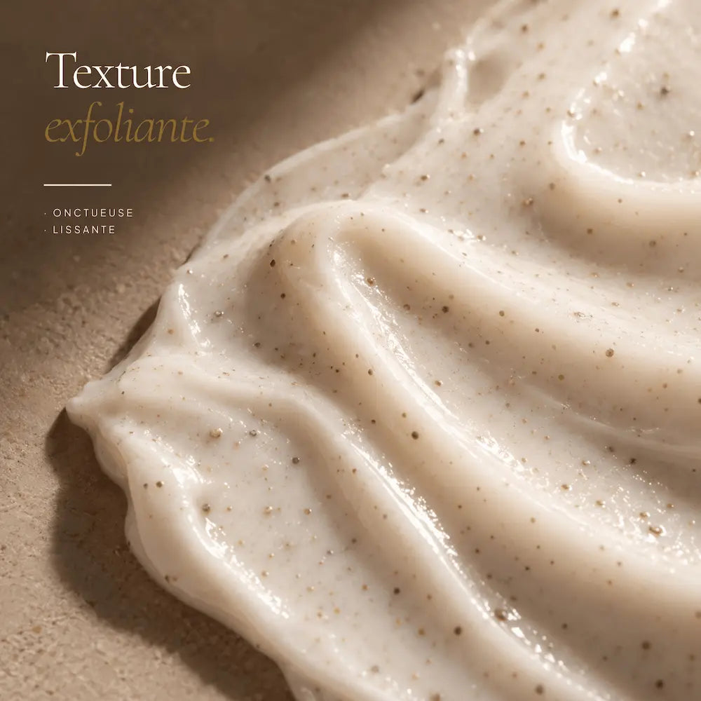 Texture exfoliante de l’Exfoliant Anti-Taches à l’Acide Kojique HOLIAĒ en macro
