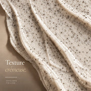 Texture crémeuse au sable volcanique du Gommage Visage & Corps HOLIAĒ en macro