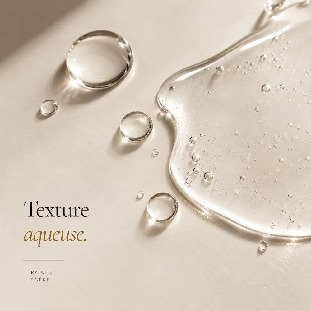 Texture liquide de la Lotion Exfoliante à l’Acide Glycolique AHA 5 % HOLIAĒ en macro