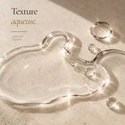 Texture aqueuse de la Lotion Tonique Hydratante à l’Eau de Rose HOLIAĒ en macro