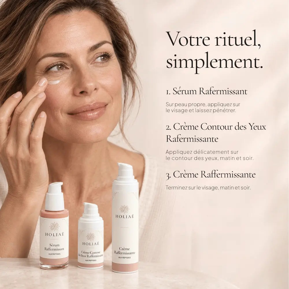 Application de la routine aux peptides HOLIAĒ sur le visage et le contour des yeux
