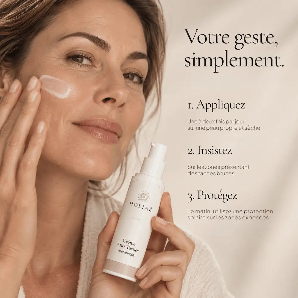 Application de la Crème Anti-Taches à l’Acide Kojique HOLIAĒ sur le visage
