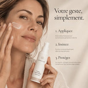 Application de la Crème Anti-Taches à l’Acide Kojique HOLIAĒ sur le visage