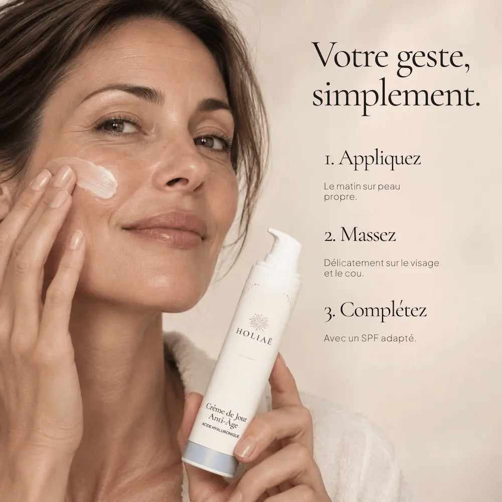 Application de la Crème de Jour Anti-Âge à l’Acide Hyaluronique HOLIAĒ sur le visage