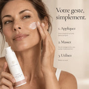 Application de la Crème Raffermissante aux Peptides HOLIAĒ sur le visage
