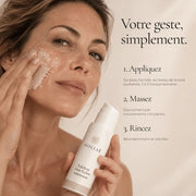 Application de l’Exfoliant Anti-Taches à l’Acide Kojique HOLIAĒ sur peau humide par massage doux