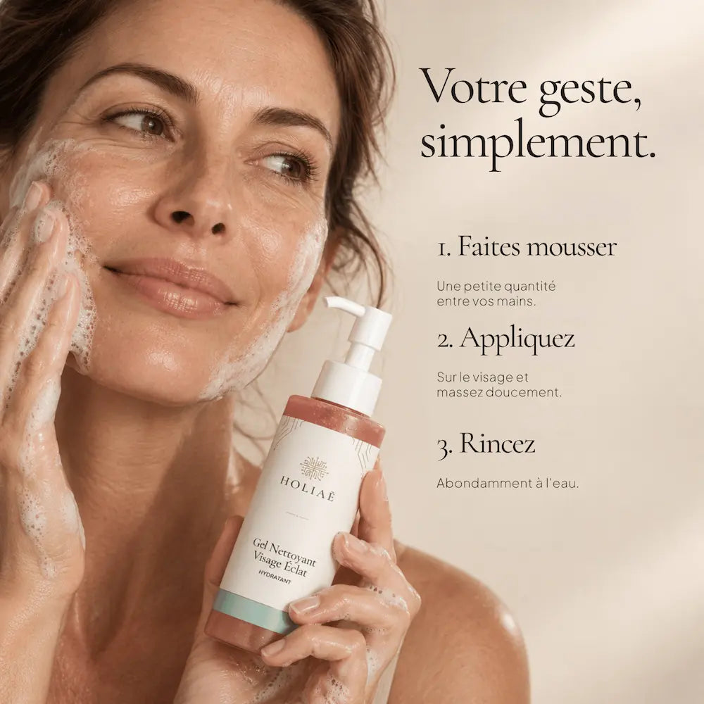 Application du Gel Nettoyant Visage Hydratant & Éclat HOLIAĒ sur le visage avant rinçage