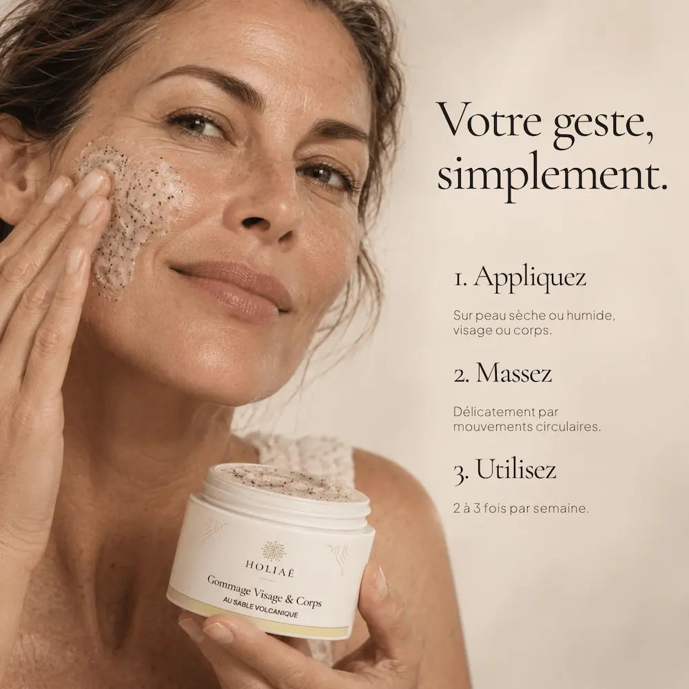 Application du Gommage Visage & Corps au Sable Volcanique HOLIAĒ par massage avant rinçage