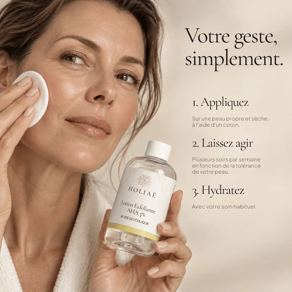 Application de la Lotion Exfoliante à l’Acide Glycolique AHA 5 % HOLIAĒ le soir sur peau propre