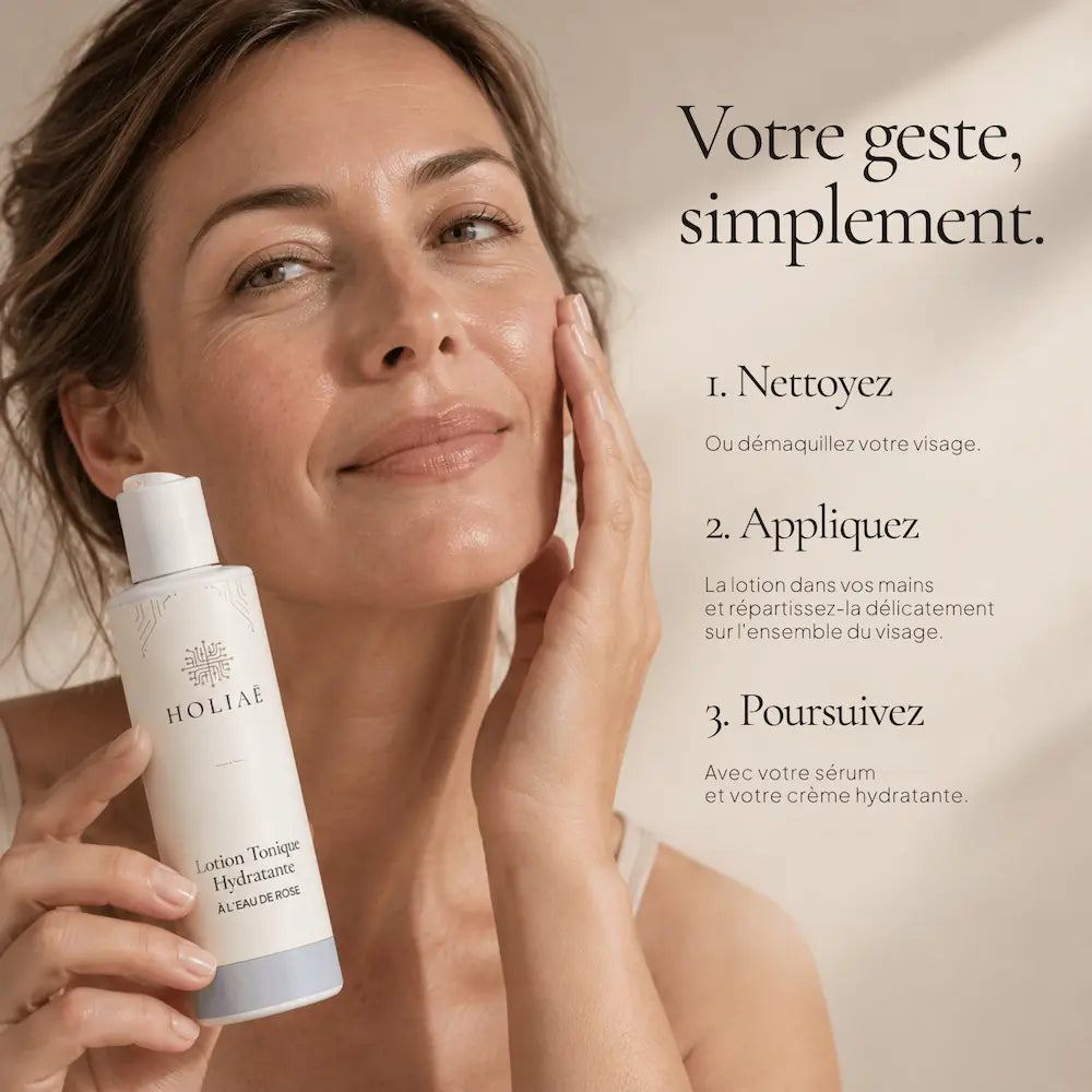 Application de la Lotion Tonique Hydratante à l’Eau de Rose HOLIAĒ après le nettoyage
