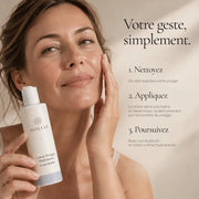 Application de la Lotion Tonique Hydratante à l’Eau de Rose HOLIAĒ après le nettoyage