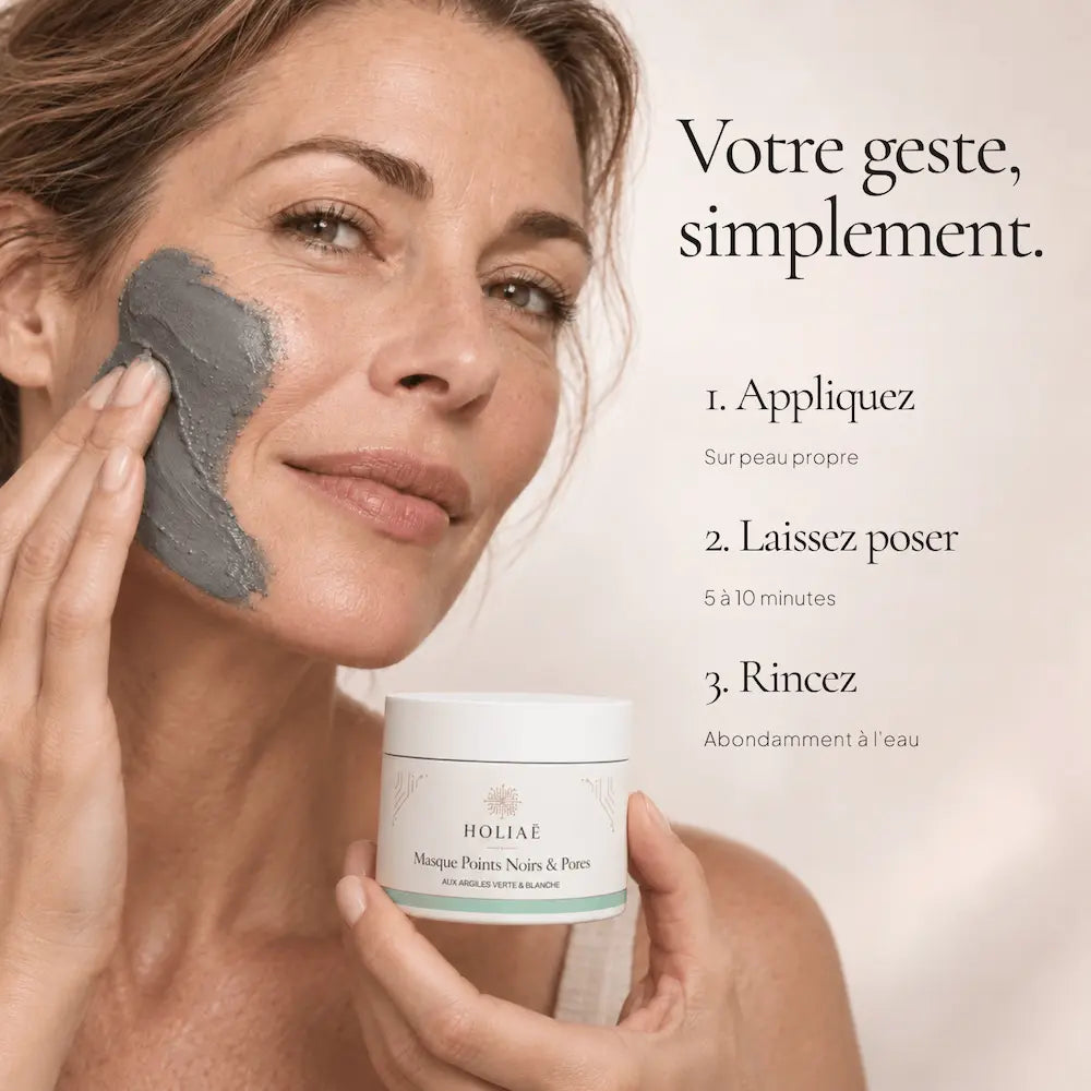 Application du Masque Visage aux Argiles Verte & Blanche HOLIAĒ en couche sur le visage avant rinçage