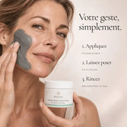 Application du Masque Visage aux Argiles Verte & Blanche HOLIAĒ en couche sur le visage avant rinçage