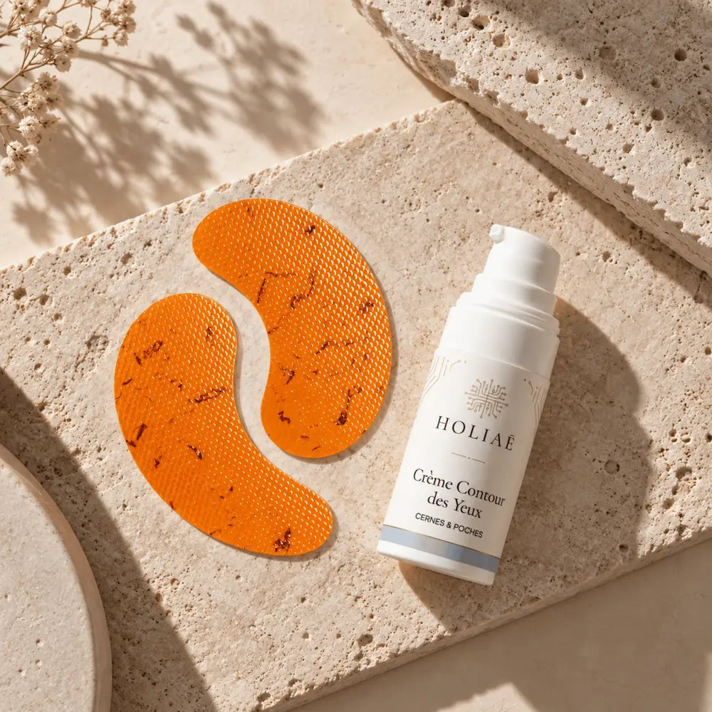 Routine Duo Anti-Cernes et Fatigue HOLIAĒ en mise en scène éditoriale sur travertin