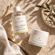 Routine Duo Anti-Imperfections HOLIAĒ en mise en scène éditoriale sur travertin