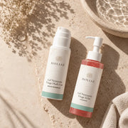 Routine Duo Double Nettoyage Visage HOLIAĒ en mise en scène éditoriale sur travertin
