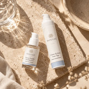 Routine Duo Peau Déshydratée HOLIAĒ en mise en scène éditoriale sur travertin