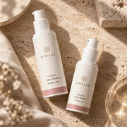 Routine Duo Peau Lisse Rétinol-Like HOLIAĒ en mise en scène éditoriale sur travertin