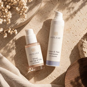 Routine Duo Peau Mature et Barrière HOLIAĒ en mise en scène éditoriale sur travertin