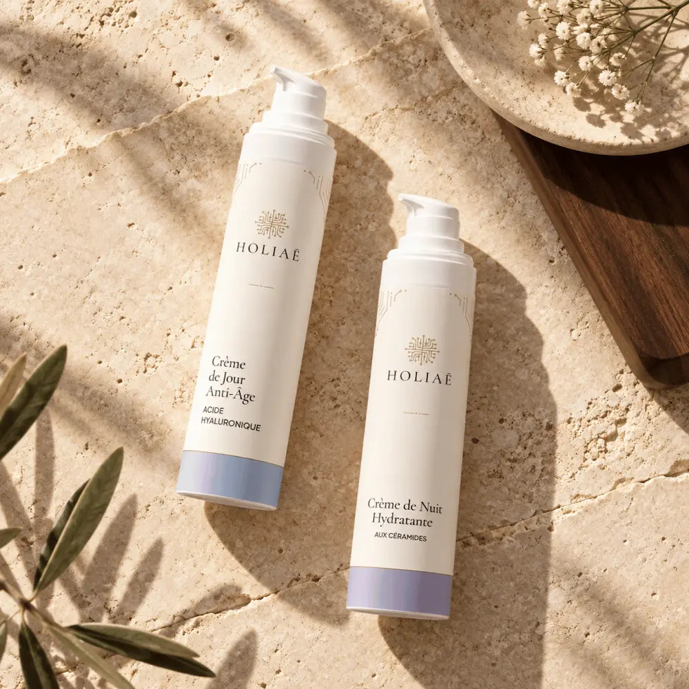 Routine Duo Soin Visage Matin et Soir HOLIAĒ en mise en scène éditoriale sur travertin