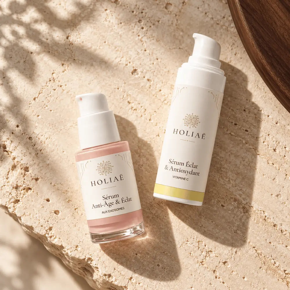 Routine Duo Teint Lumineux HOLIAĒ en mise en scène éditoriale sur travertin