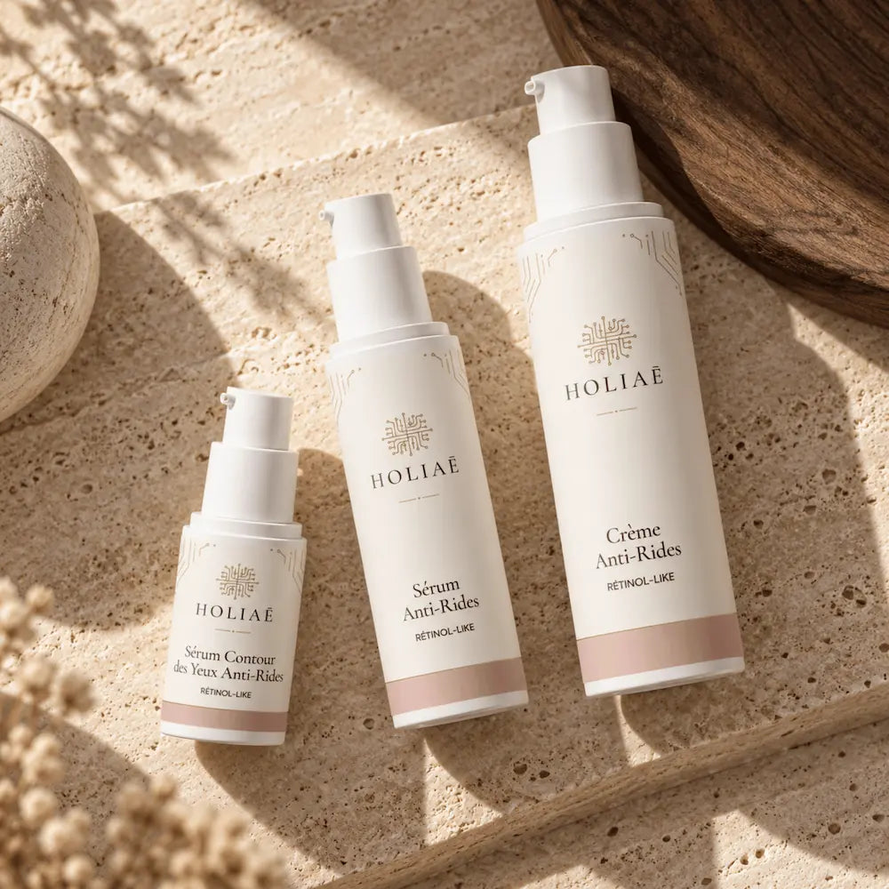 Routine Trio Anti-Rides Rétinol-Like HOLIAĒ en mise en scène éditoriale sur travertin