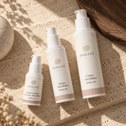 Routine Trio Anti-Rides Rétinol-Like HOLIAĒ en mise en scène éditoriale sur travertin