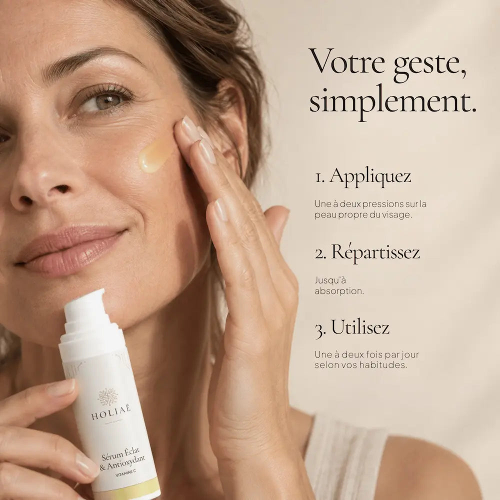 Application du Sérum Vitamine C Éclat & Antioxydant HOLIAĒ sur le visage
