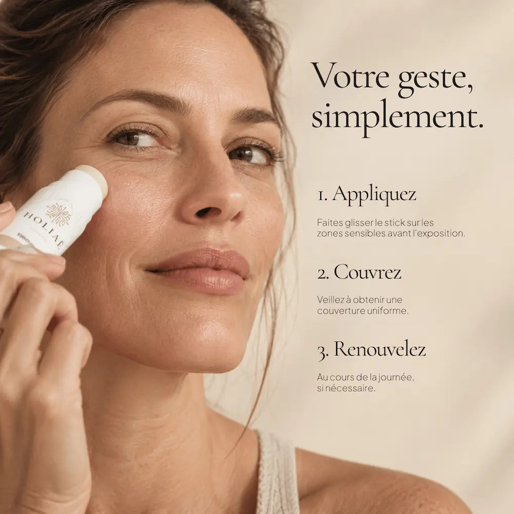 Application du Stick Solaire Visage SPF50 Sans Teinte HOLIAĒ directement sur la peau