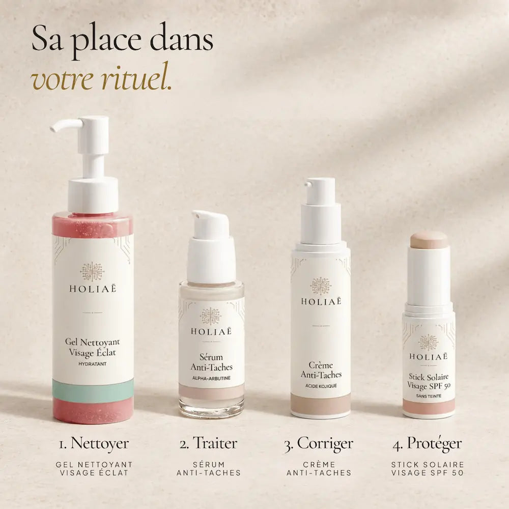Sérum Anti-Taches à l’Alpha-Arbutine HOLIAĒ présenté dans une routine visage avant la crème hydratante
