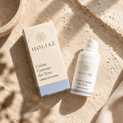 Crème Contour des Yeux Anti-Cernes & Poches HOLIAĒ en mise en scène éditoriale sur travertin