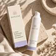 Crème Hydratante Apaisante Peaux Sensibles HOLIAĒ en mise en scène éditoriale sur travertin