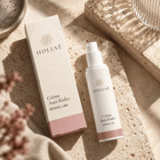 Crème Lissante Anti-Rides Rétinol-Like HOLIAĒ en mise en scène éditoriale sur travertin